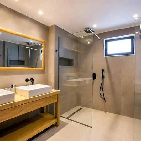 Cato Agro 1, Seafront With Private Pool *